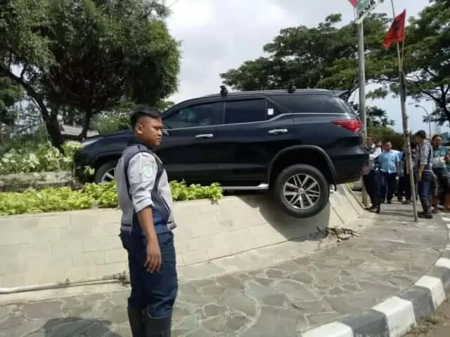 Ngantuk, Fortuner Nangkring Di Atas Bundaran Taman Tekno Ngantuk, Fortuner Nangkring Di Atas Bundaran Taman Tekno