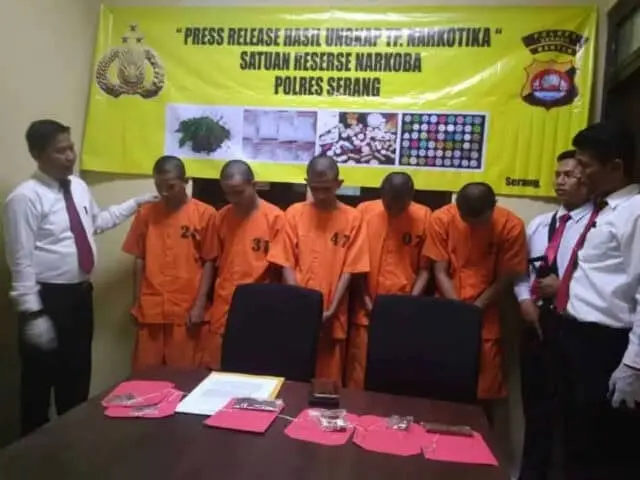 Gunakan Narkoba, Lima Pelaku Diamankan Polisi Gunakan Narkoba, Lima Pelaku Diamankan Polisi