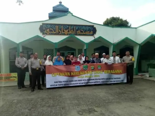 Deklarasi Damai Kerukunanan Umat Beragama Polisi dan Pemuka Agama Deklarasi Damai Kerukunanan Umat Beragama Polisi dan Pemuka Agama