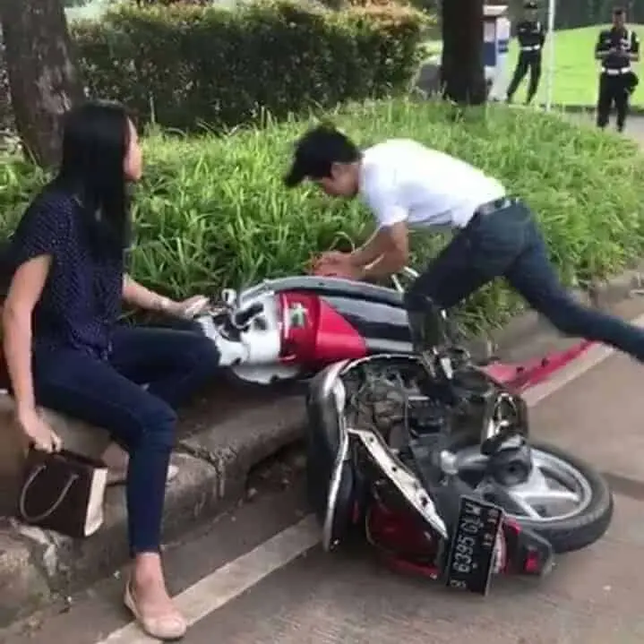 Viral ! Tak Terima Ditilang Pemuda Ini Rusak Kendaraannya Viral ! Tak Terima Ditilang Pemuda Ini Rusak Kendaraannya