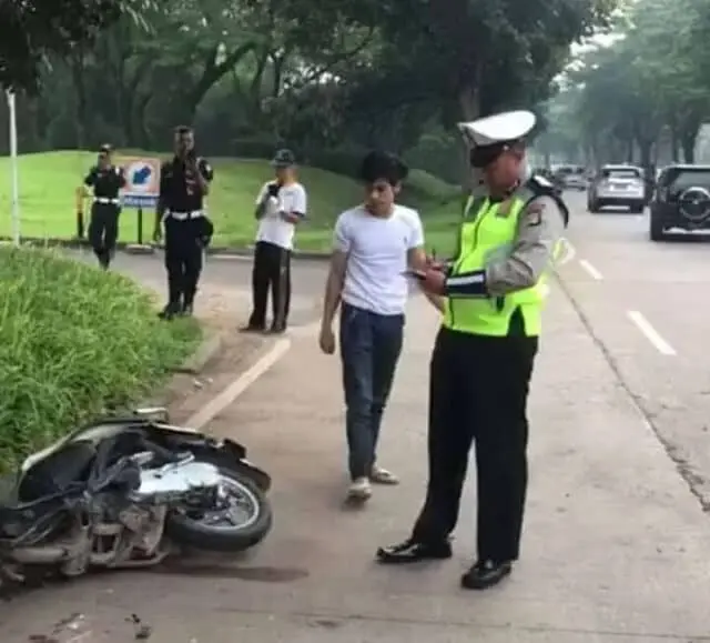 Viral ! Tak Terima Ditilang Pemuda Ini Rusak Kendaraannya Viral ! Tak Terima Ditilang Pemuda Ini Rusak Kendaraannya