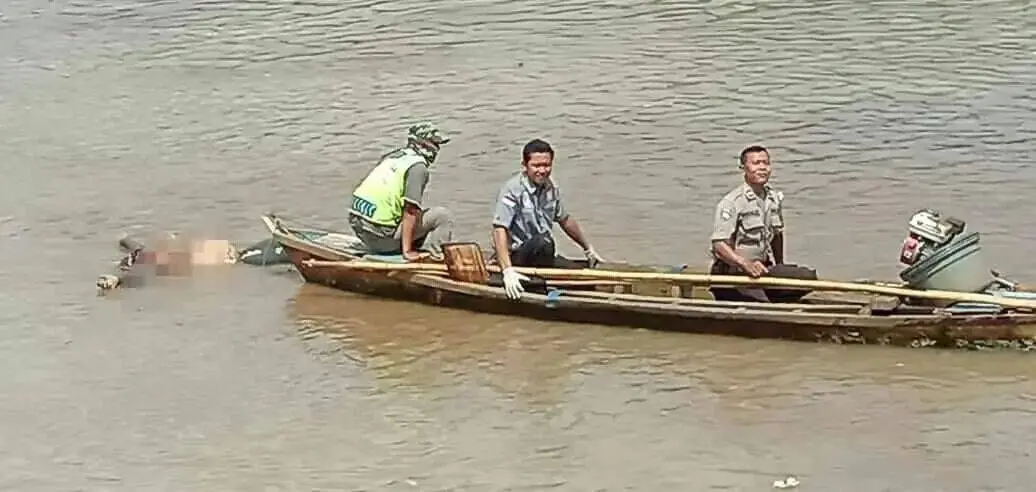 Mayat Wanita Muda Mengambang di Sungai Cisadane Mayat Wanita Muda Mengambang di Sungai Cisadane