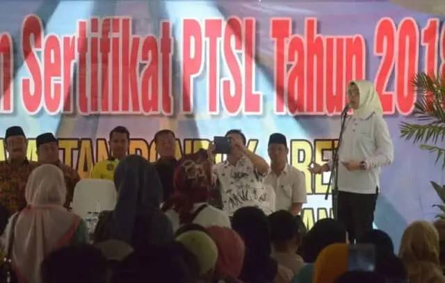 Airin Bagikan Sertifikat Tanah di Pondok Aren Airin Bagikan Sertifikat Tanah di Pondok Aren