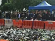 HUT Ke- 26 Kota Tangerang, Ribuan Botol Miras Dimusnahkan HUT Ke- 26 Kota Tangerang, Ribuan Botol Miras Dimusnahkan