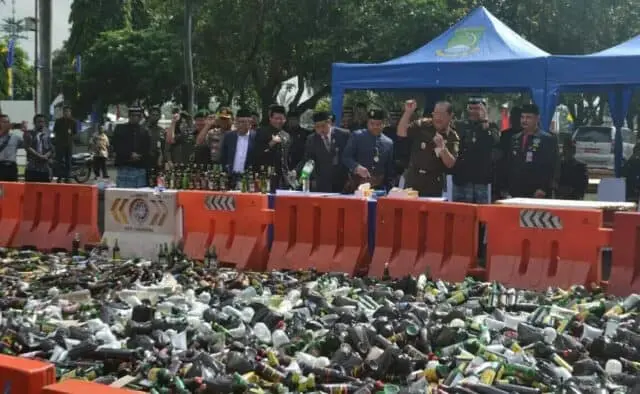 HUT Ke- 26 Kota Tangerang, Ribuan Botol Miras Dimusnahkan HUT Ke- 26 Kota Tangerang, Ribuan Botol Miras Dimusnahkan