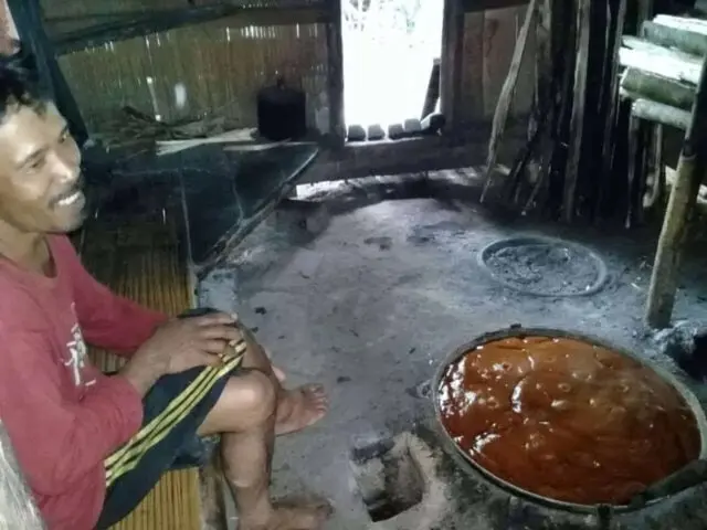 Nyoletan: Tradisi Menikmati Gula Aren Muda yang Masih Cair Nyoletan: Tradisi Menikmati Gula Aren Muda yang Masih Cair