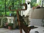 Seorang Guru Ngaji di Desa Warungbanten Membuat Alat Olah Raga yang Sederhana dan Ciamik Seorang Guru Ngaji di Desa Warungbanten Membuat Alat Olah Raga yang Sederhana dan Ciamik