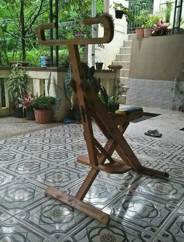Seorang Guru Ngaji di Desa Warungbanten Membuat Alat Olah Raga yang Sederhana dan Ciamik Seorang Guru Ngaji di Desa Warungbanten Membuat Alat Olah Raga yang Sederhana dan Ciamik