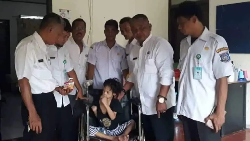 Dinsos Tangsel Evakuasi Bocah Dipasung Selama 3 Tahun Dinsos Tangsel Evakuasi Bocah Dipasung Selama 3 Tahun