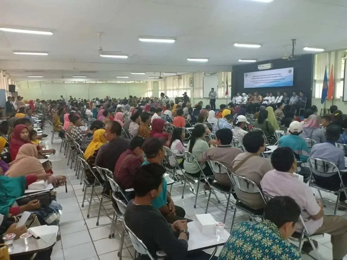 Walikota Tangsel Serahkan Sertifikat Tanah di Kecamatan Setu Walikota Tangsel Serahkan Sertifikat Tanah di Kecamatan Setu