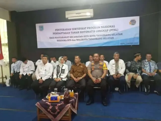 Walikota Tangsel Serahkan Sertifikat Tanah di Kecamatan Setu Walikota Tangsel Serahkan Sertifikat Tanah di Kecamatan Setu