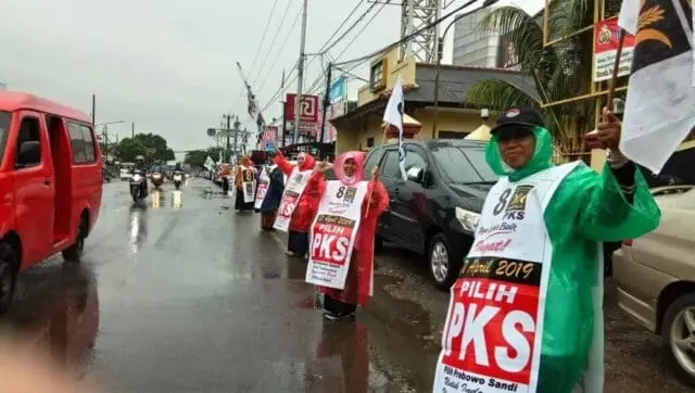 Ratusan Kader PKS Lakukan Flashmob Sepanjang 15 KM Ratusan Kader PKS Lakukan Flashmob Sepanjang 15 KM