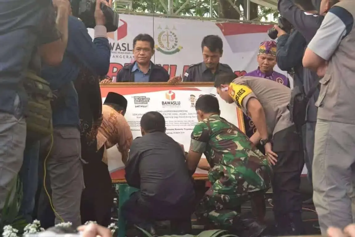 Bawaslu Deklarasi Anti Politik Uang, Hoax dan SARA di Kampung Rukun Bawaslu Deklarasi Anti Politik Uang, Hoax dan SARA di Kampung Rukun