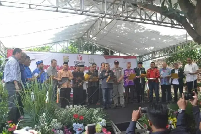 Bawaslu Deklarasi Anti Politik Uang, Hoax dan SARA di Kampung Rukun Bawaslu Deklarasi Anti Politik Uang, Hoax dan SARA di Kampung Rukun