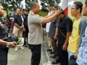 HUT KSK Ke-14, Kapolsek Cisauk Sematkan Topi Bagi Anggota Baru HUT KSK Ke-14, Kapolsek Cisauk Sematkan Topi Bagi Anggota Baru