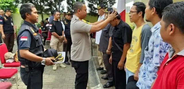 HUT KSK Ke-14, Kapolsek Cisauk Sematkan Topi Bagi Anggota Baru HUT KSK Ke-14, Kapolsek Cisauk Sematkan Topi Bagi Anggota Baru