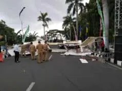 Gapura MTQ Ke- XVI Kota Tangerang Roboh Gapura MTQ Ke- XVI Kota Tangerang Roboh