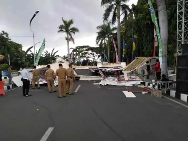 Gapura MTQ Ke- XVI Kota Tangerang Roboh Gapura MTQ Ke- XVI Kota Tangerang Roboh