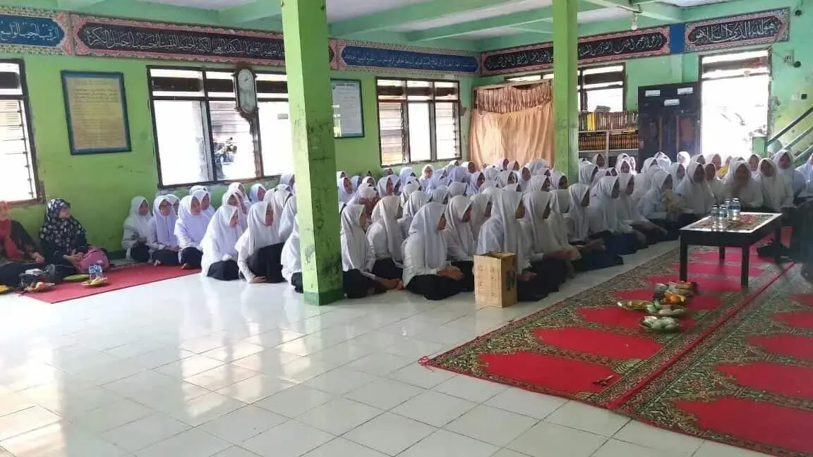 Ponpes Al - Hasaniyah Serukan Pemilu Damai Tanpa Intimidasi, Hoax dan SARA Ponpes Al - Hasaniyah Serukan Pemilu Damai Tanpa Intimidasi, Hoax dan SARA
