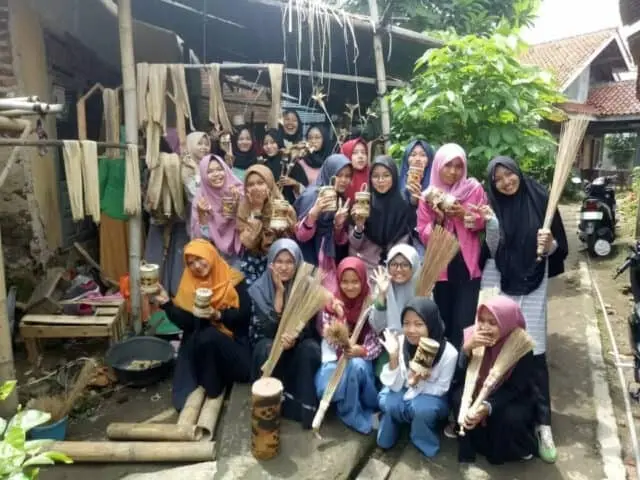 Berkunjung ke Pengrajin Pelapah Pisang, Mahasiswa: Seru dan Menarik Berkunjung ke Pengrajin Pelapah Pisang, Mahasiswa: Seru dan Menarik