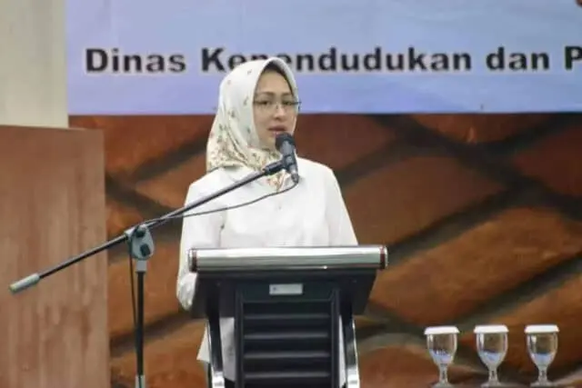 Airin: Buat KTP Bisa di Kecamatan Airin: Buat KTP Bisa di Kecamatan