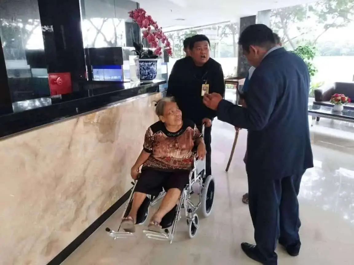 Bae Jasa, 1.000 Kaca Mata Dibagikan di Grand Opening Hotel Pakons Bae Jasa, 1.000 Kaca Mata Dibagikan di Grand Opening Hotel Pakons