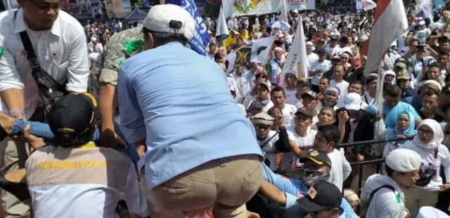 Puluhan Massa Pingsan, Kampanye Akbar Paslon 02 Tak Diizinkan Pakai Fasilitas Pemkot Tangerang Puluhan Massa Pingsan, Kampanye Akbar Paslon 02 Tak Diizinkan Pakai Fasilitas Pemkot Tangerang