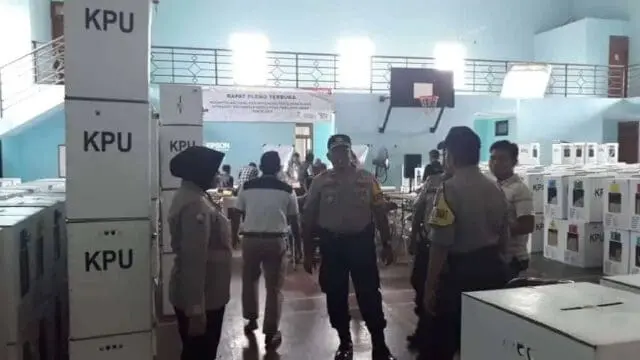 Rapat Pleno Penghitungan Suara di Benda, Dijaga Ketat Polisi Rapat Pleno Penghitungan Suara di Benda, Dijaga Ketat Polisi