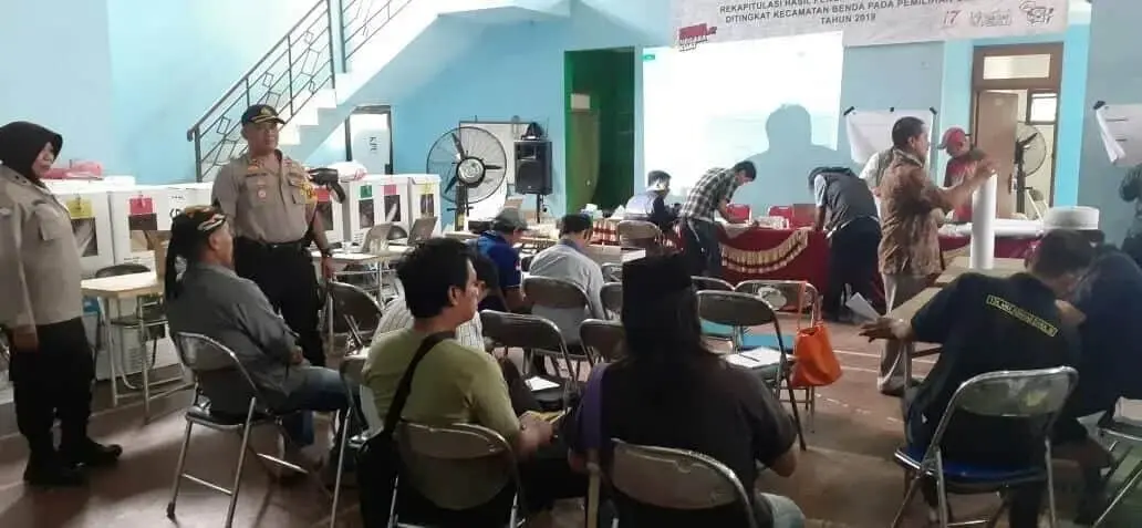 Rapat Pleno Penghitungan Suara di Benda, Dijaga Ketat Polisi Rapat Pleno Penghitungan Suara di Benda, Dijaga Ketat Polisi
