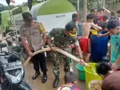 Banjir, Polsek Cisauk Bersama Danramil Serpong Suplai Air Bersih Banjir, Polsek Cisauk Bersama Danramil Serpong Suplai Air Bersih
