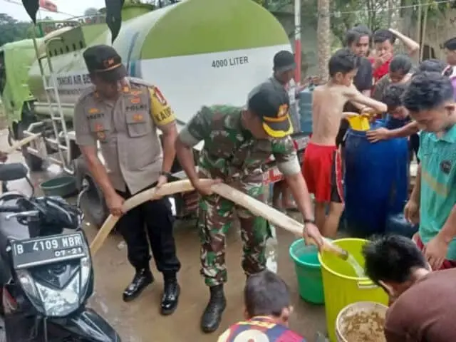 Banjir, Polsek Cisauk Bersama Danramil Serpong Suplai Air Bersih Banjir, Polsek Cisauk Bersama Danramil Serpong Suplai Air Bersih