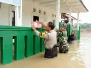 Sungai Cisadane Meluap, Dandim 0506/Tgr Bantu Korban Banjir Sungai Cisadane Meluap, Dandim 0506/Tgr Bantu Korban Banjir
