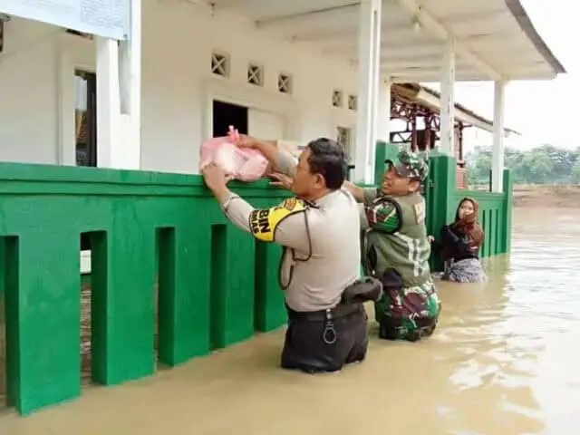 Sungai Cisadane Meluap, Dandim 0506/Tgr Bantu Korban Banjir Sungai Cisadane Meluap, Dandim 0506/Tgr Bantu Korban Banjir