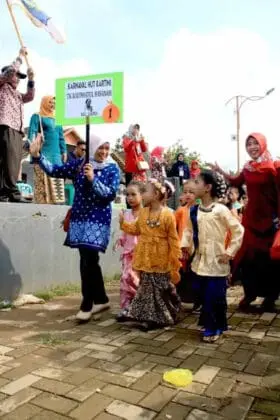 Ratusan Anak PAUD Peringati Hari Kartini di Alun-alun Kecamatan Sajira