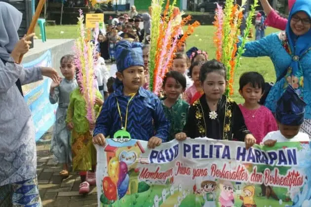 Ratusan Anak PAUD Peringati Hari Kartini di Alun-alun Kecamatan Sajira