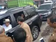 Langganan Macet, Gubernur Banten Kerahkan PUPR Bersihkan Bahu Jalan Pasar Baros Langganan Macet, Gubernur Banten Kerahkan PUPR Bersihkan Bahu Jalan Pasar Baros