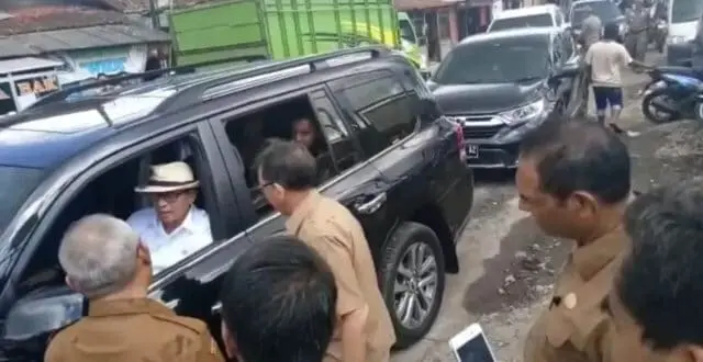 Langganan Macet, Gubernur Banten Kerahkan PUPR Bersihkan Bahu Jalan Pasar Baros Langganan Macet, Gubernur Banten Kerahkan PUPR Bersihkan Bahu Jalan Pasar Baros