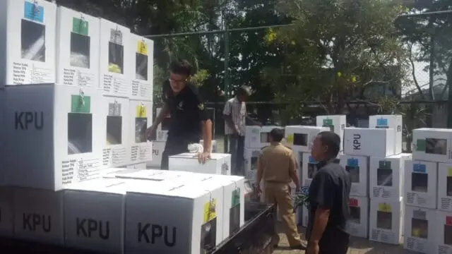 Perlengkapan Pemilu Mulai Didistribusikan Wilayah Kecamatan Tangerang Perlengkapan Pemilu Mulai Didistribusikan Wilayah Kecamatan Tangerang