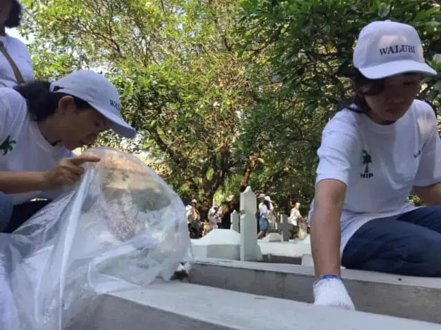 Ratusan Umat Budha Bersihkan TMP Taruna Jelang Waisak 2563 Ratusan Umat Budha Bersihkan TMP Taruna Jelang Waisak 2563