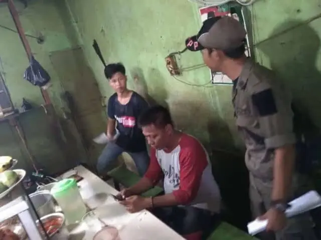Makan Saat Puasa, Romli Ditegur Satpol PP Kota Akhlakul Karimah Makan Saat Puasa, Romli Ditegur Satpol PP Kota Akhlakul Karimah