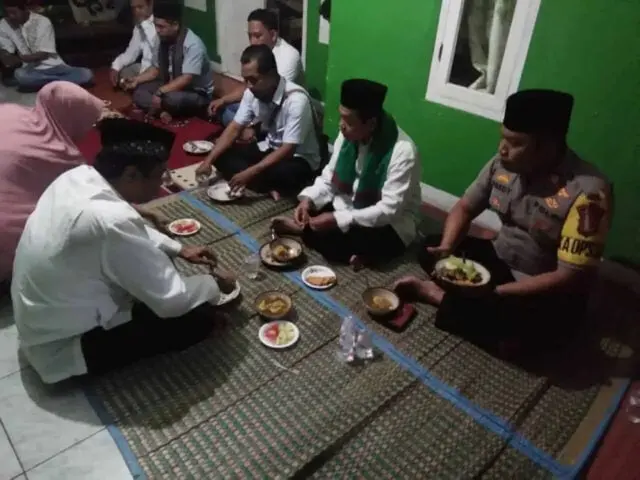 Kapolsek Cisauk dan Camat Setu Bukber Bersama Warga Sengkol Kapolsek Cisauk dan Camat Setu Bukber Bersama Warga Sengkol