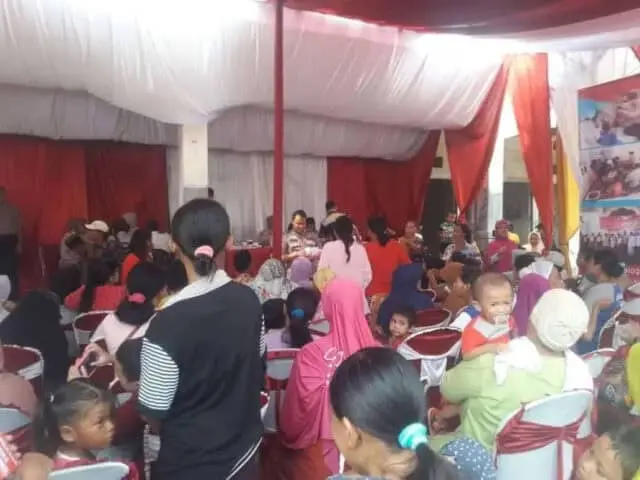 1.000 Paket Sembako Diberikan Polisi Untuk Masyarakat Kosambi 1.000 Paket Sembako Diberikan Polisi Untuk Masyarakat Kosambi