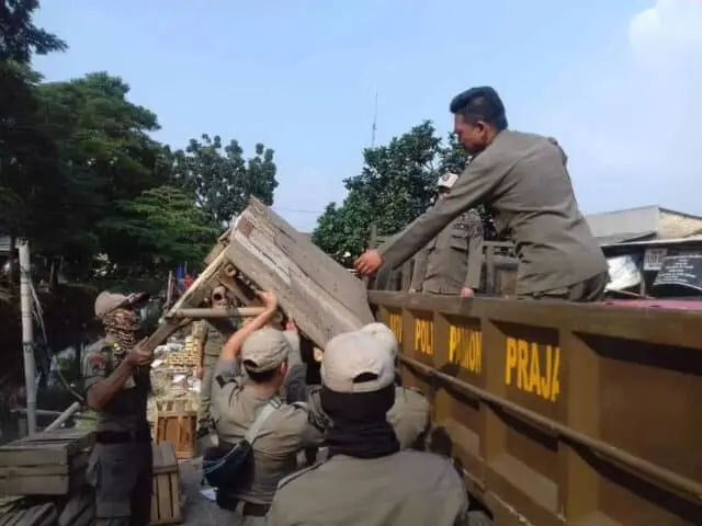 Selalu Dikeluh Warga, Satpol PP Tertibkan Puluhan Lapak PKL di Sipon Selalu Dikeluh Warga, Satpol PP Tertibkan Puluhan Lapak PKL di Sipon