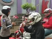 Polresta Tangerang Bagikan Cokelat dan Bunga Dalam Operasi Kalimaya 2019 Polresta Tangerang Bagikan Cokelat dan Bunga Dalam Operasi Kalimaya 2019