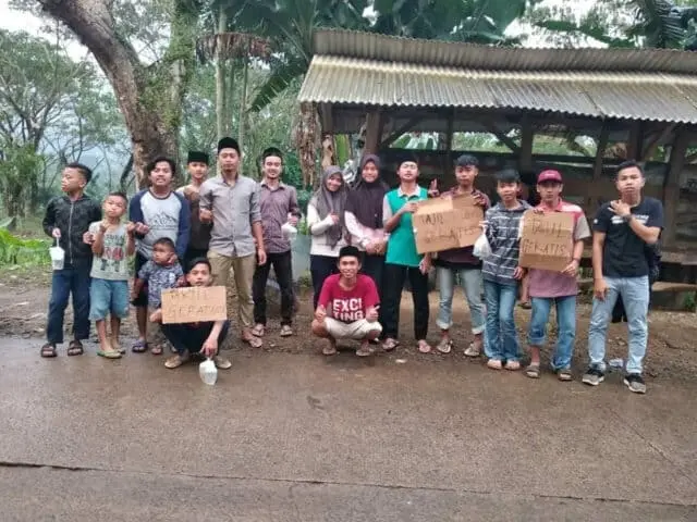 Pemuda Kampung Gunung Kancana Bagikan Takjil Bagi Pengendara Pemuda Kampung Gunung Kancana Bagikan Takjil Bagi Pengendara