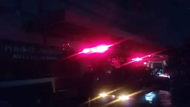 Kebakaran Hanguskan Gudang Retail Giant Kreo Larangan