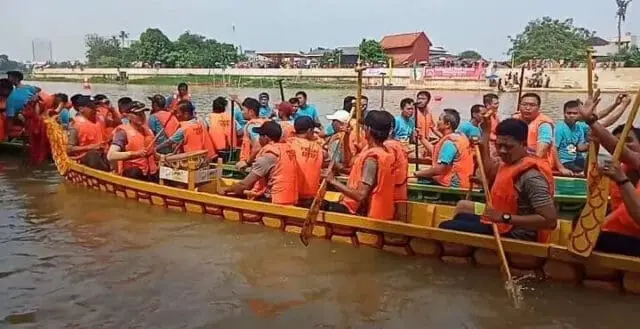 Lomba Perahu Naga dan Papak di Festival Peh Cun Lomba Perahu Naga dan Papak di Festival Peh Cun