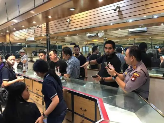 Perampok Bersenpi Gasak 6 Kilogram Emas di Balaraja Tangerang Perampok Bersenpi Gasak 6 Kilogram Emas di Balaraja Tangerang
