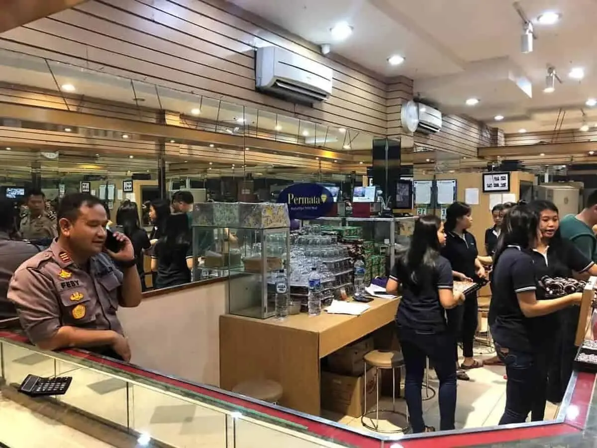 Perampok Bersenpi Gasak 6 Kilogram Emas di Balaraja Tangerang Perampok Bersenpi Gasak 6 Kilogram Emas di Balaraja Tangerang