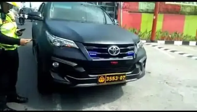 Viral, Fortuner VRZ Berplat Polri Ugal Ugalan Ditilang Polisi di Bogor Viral, Fortuner VRZ Berplat Polri Ugal Ugalan Ditilang Polisi di Bogor